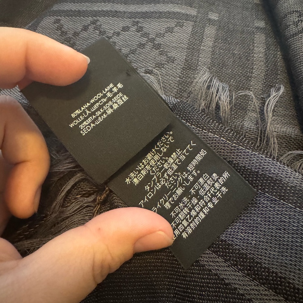 HP ❤️ Gucci Black Scialle Surviee 140x140 Gg Logo Scarf - Picture 9 of 9